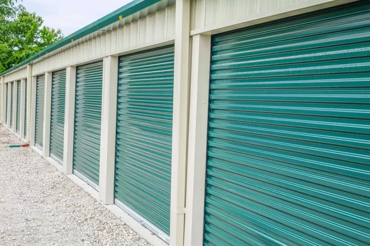Self storage building with multiple drive up units